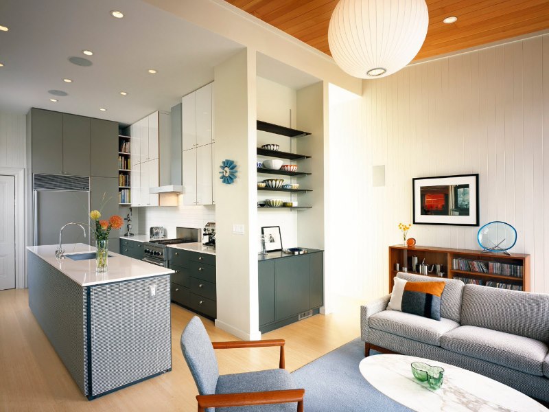 Dikdörtgen şekilli bir mutfak-oturma odası tasarımı