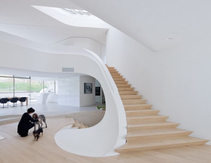Escadaria original em uma casa moderna