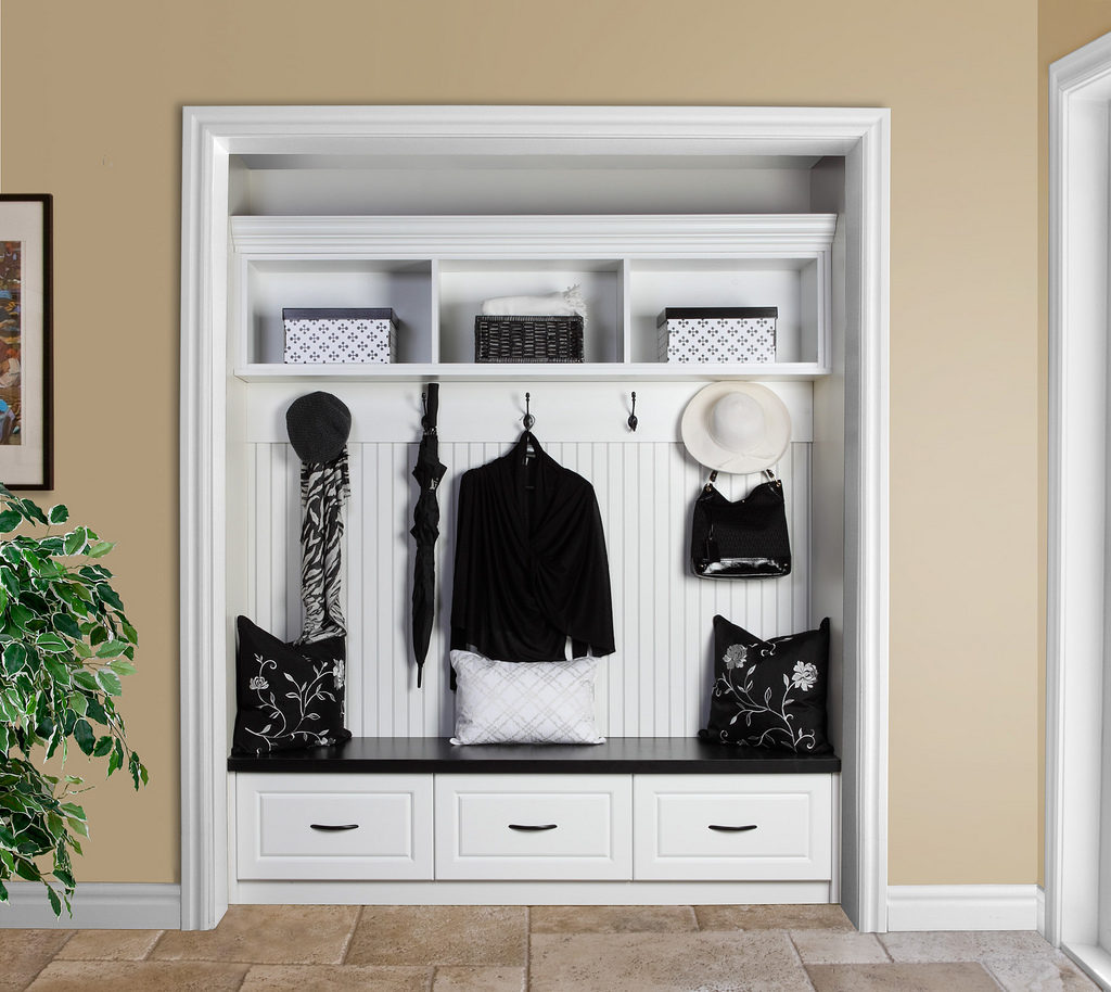 Closet built into the niche of the hallway with open facades