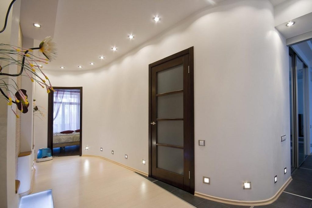 Spotlights on the walls and ceiling of the hallway