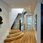 Laiptai siauru privataus namo koridoriumi