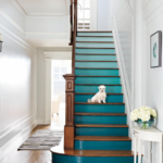 malý pes na schodoch