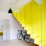 Gelbe Treppe in einem Privathaus