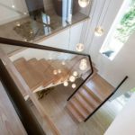 Vista superior de una escalera con baranda de vidrio