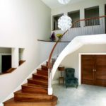 Дизайн на голяма зала със стълбище