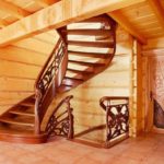 Escala de cargol en una casa de fusta