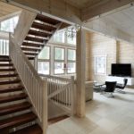 Escaleras que marchan en una casa de madera