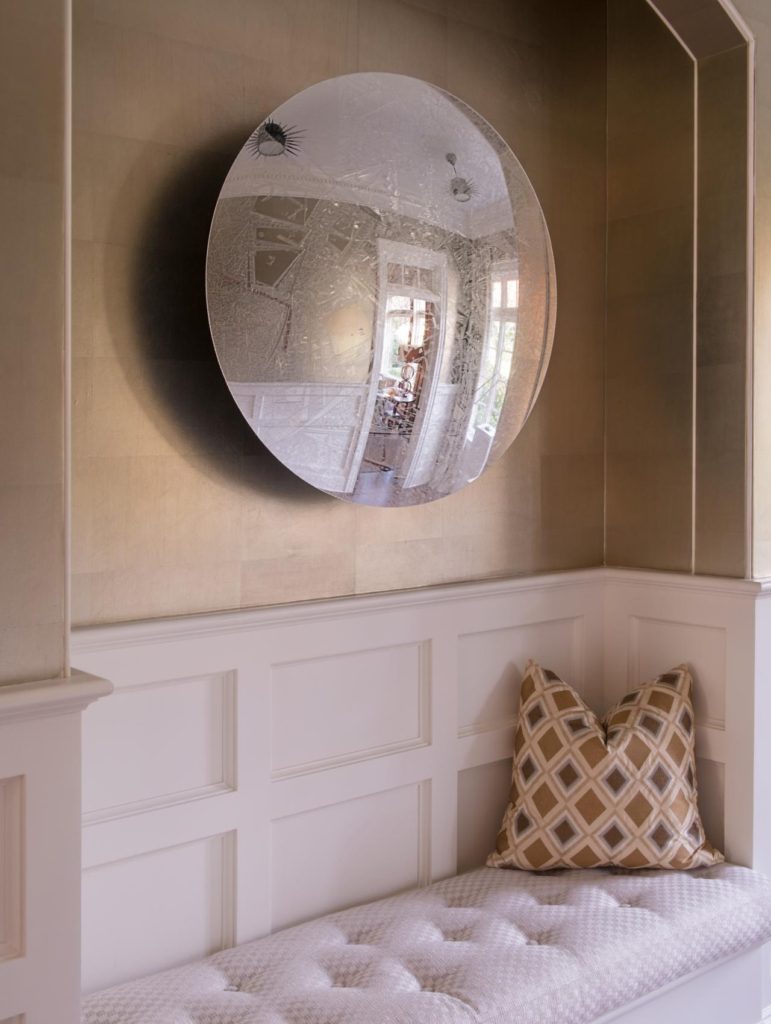Oglindă sferică pe o bancă moale din hol