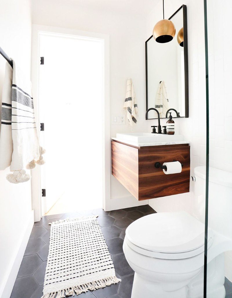 Kompakts vannas istabas interjers baltā krāsā