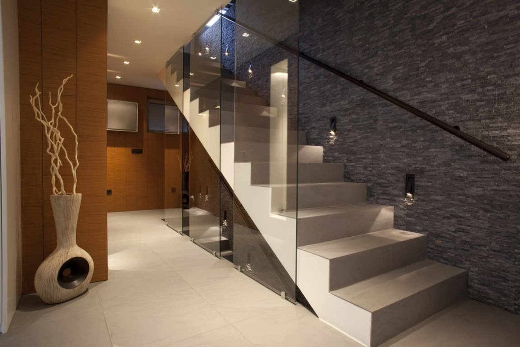 Escada de concreto com trilhos de vidro duráveis