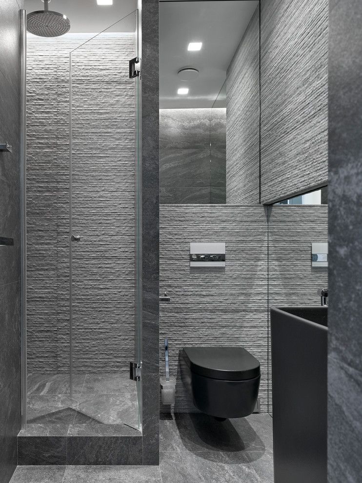 Illuminazione nel bagno combinato con pareti scure