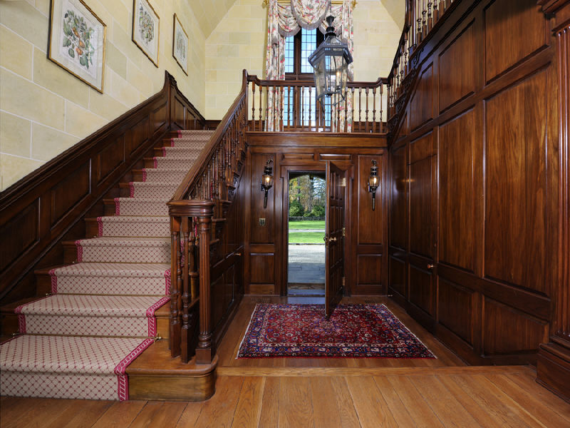 Masywne schody w stylu brytyjskim