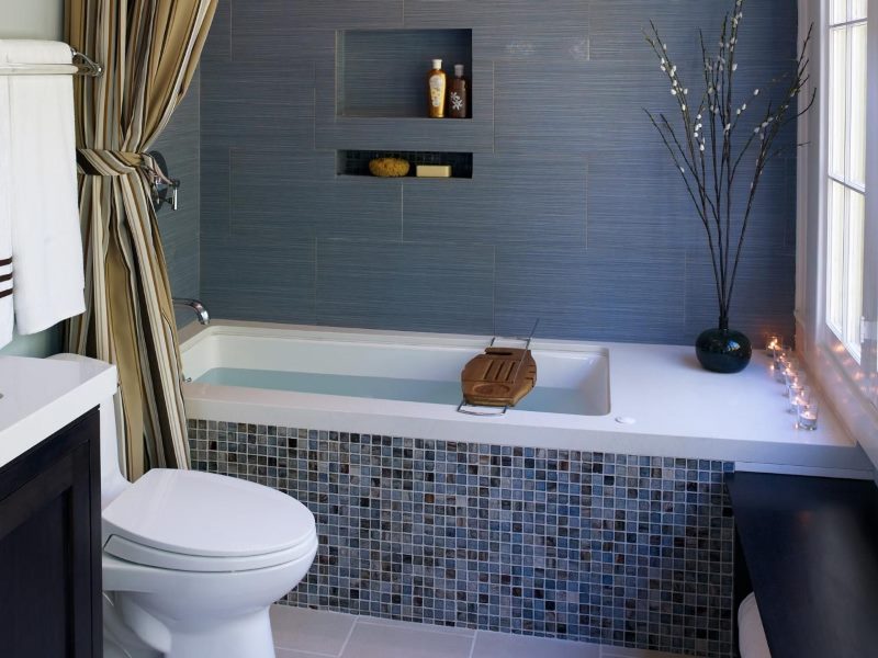 A small combined bathroom in a private house