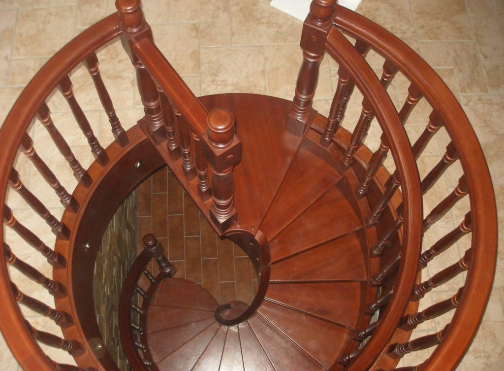 Špirálové drevené schodisko