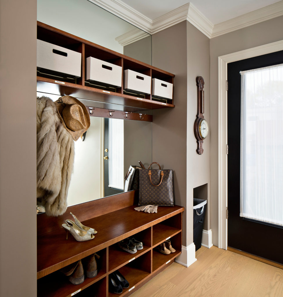 Built-in mirror in the design of the hallway