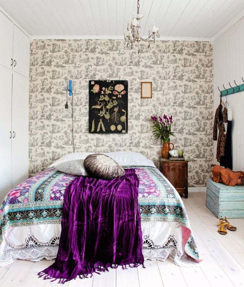 Velvet bedspread in the bedroom in the area of ​​9 square meters