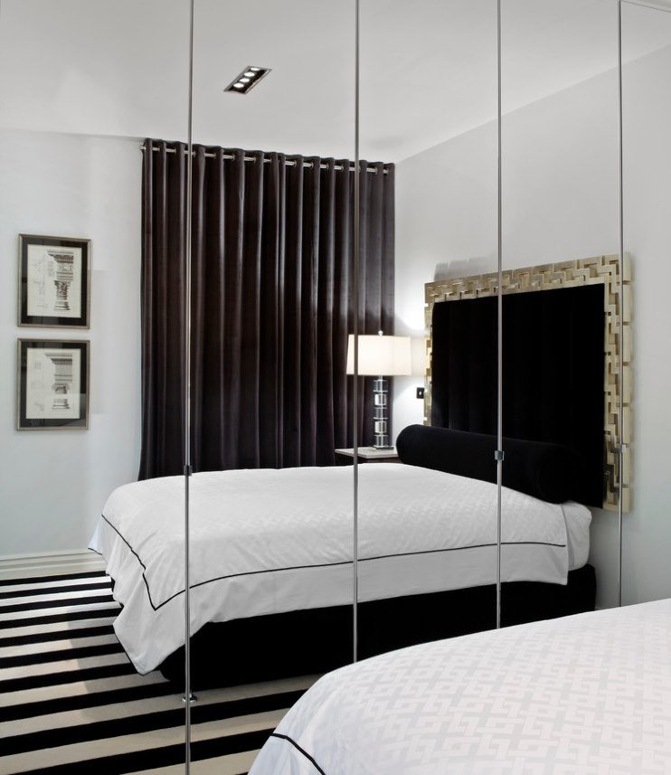 Perete oglindă într-un dormitor compact