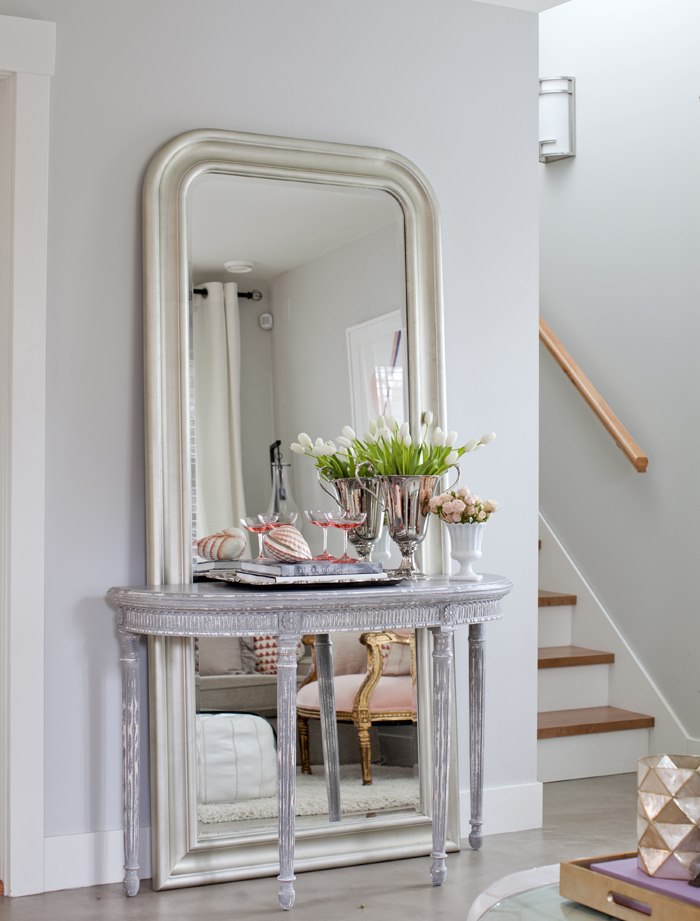 An example of installing a floor mirror in the hallway