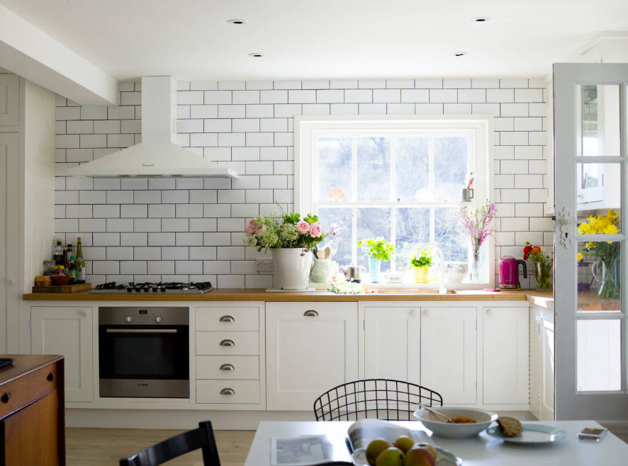 Witte kap in het interieur van de keuken zonder hangkasten