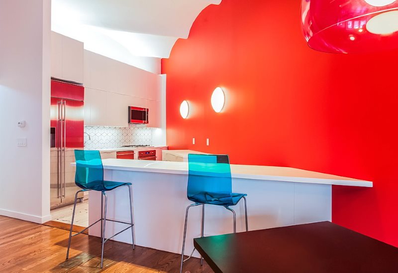 Kırmızı duvar beyaz mobilya ile mutfakta