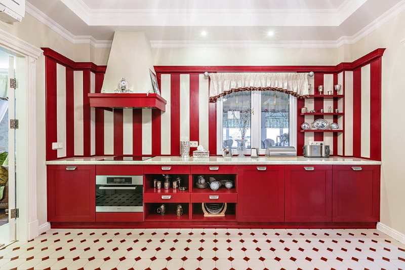 Kırmızı ve beyaz renklerde mutfak tasarımı.
