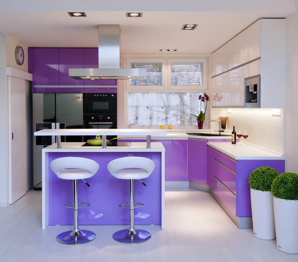 Designul unei bucătării moderne cu un set lila