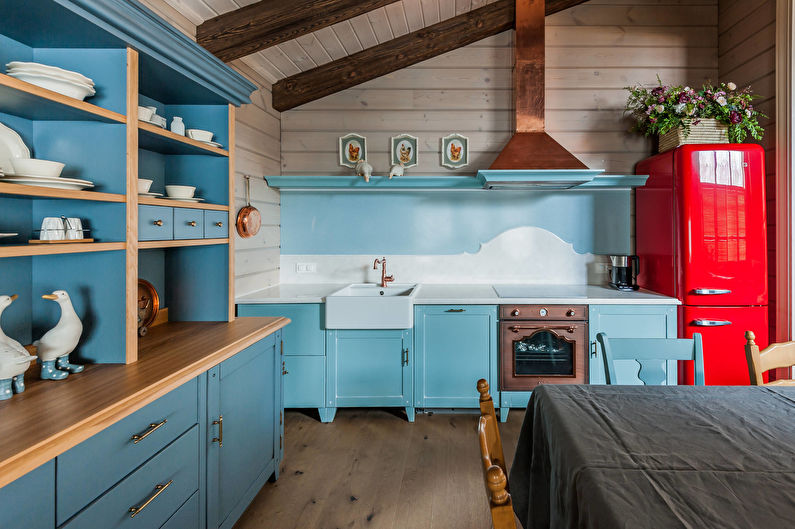 Turquoise meubels met open planken in een rustieke keuken