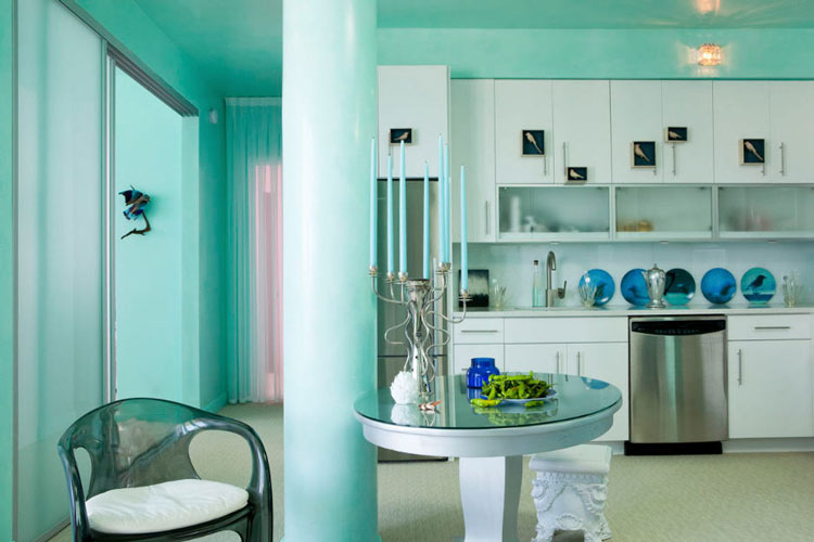 Wit in een turquoise keuken-eetkamer