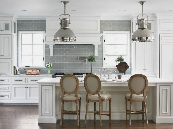 Chaises en bois dans la cuisine blanche