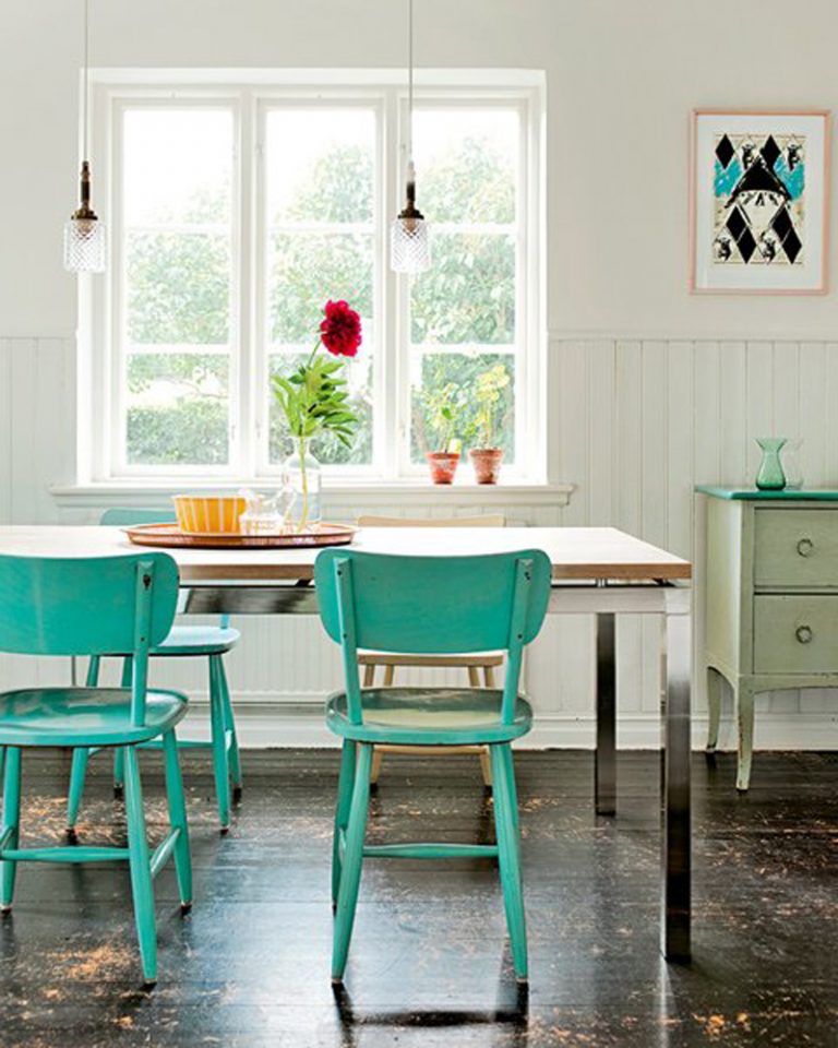 Özel bir evin mutfağında nane ahşap sandalyeler