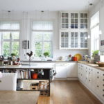 L'intérieur de la cuisine-salle à manger en blanc