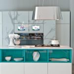 Turquoise planken in witte meubels