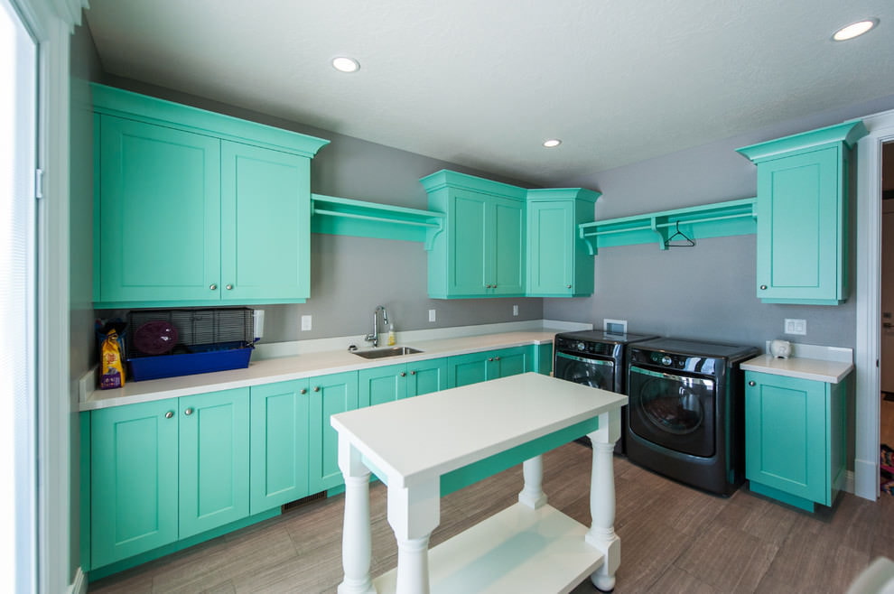 Özel bir evin mutfağında nane renkli ahşap mobilyalar