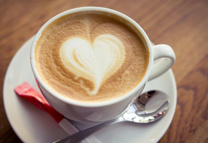 Café au lait dans une tasse en porcelaine