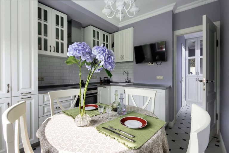 Provansas stila virtuves interjers ar lavandas sienām
