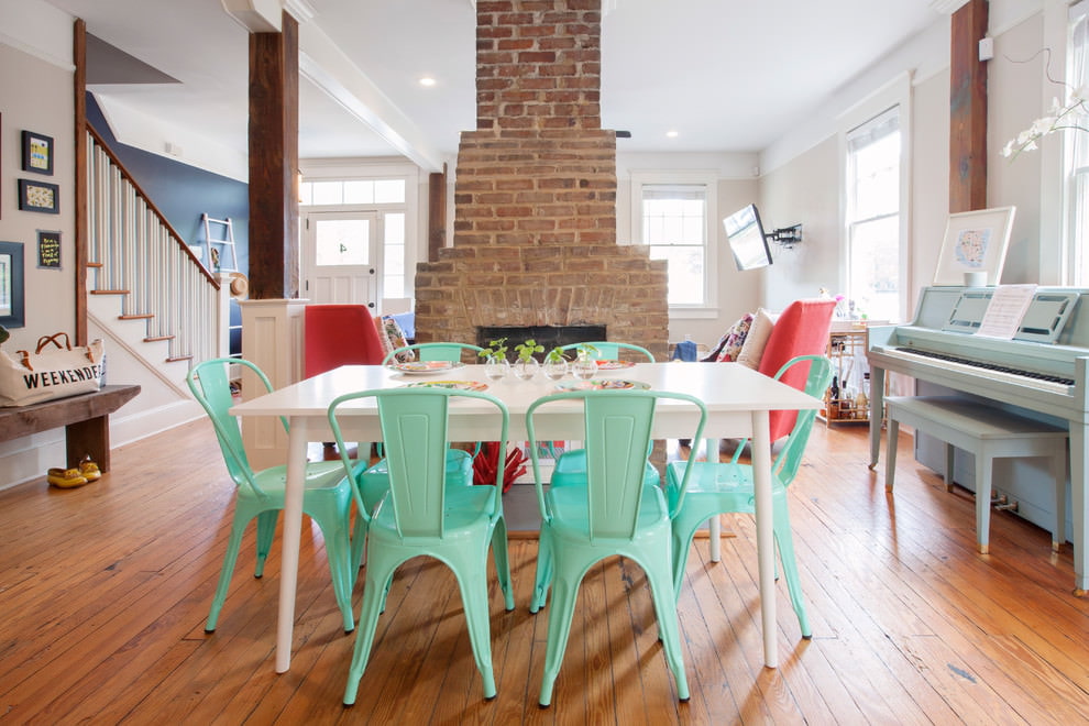 Chaises en plastique couleur menthe dans la salle à manger de la cuisine