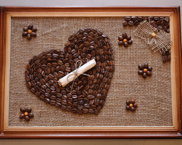 Kahve çekirdekleri ahşap bir çerçeve içinde bir resimde kalbinde