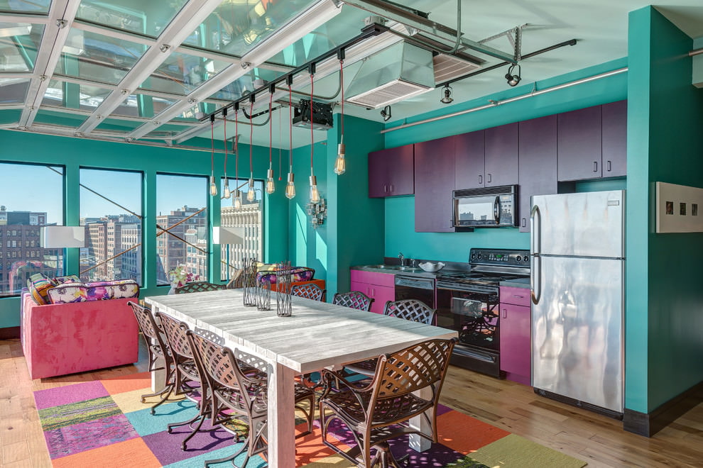 Virtuves mēbeles ar violetas krāsas fasādēm dažādos toņos