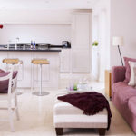 Sofa mềm màu hồng cho phòng khách nhà bếp