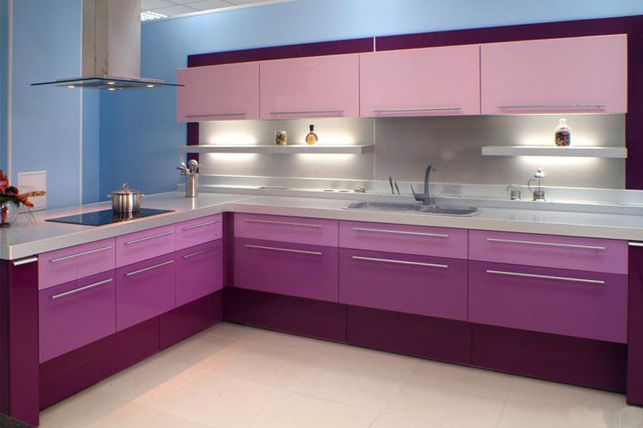 Bucătărie în colț în diverse nuanțe de violet