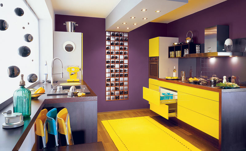 Koši dzeltens paklājs virtuvē ar purpursarkanām sienām