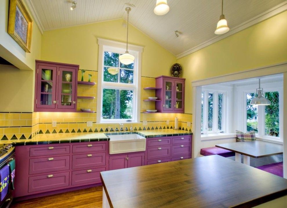 Set violet pe fundalul pereților galbeni ai bucătăriei
