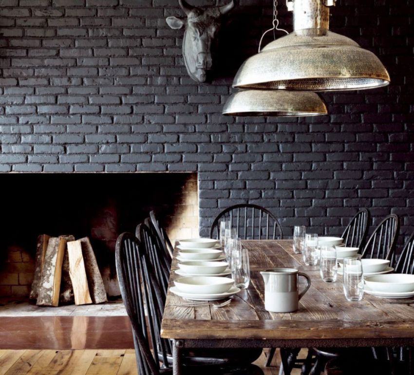 Houten eettafel in de keuken in loftstijl