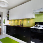 Tạp dề xanh trong nội thất nhà bếp