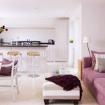 Beyaz bir kanepe ile mutfak-oturma odası