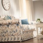 Tiesi sofa su spalvinga danga