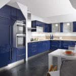 Beige en blauwe keuken met glanzende gevels