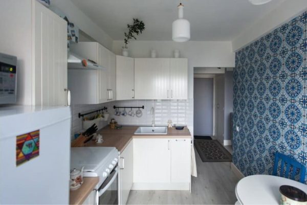 Wallpaper blue in the interior of the kitchen