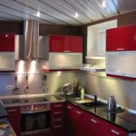 Compacte keuken met aluminium plafond