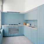 Mavi alçak tavanlı mutfak
